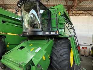 John Deere 2064 grain harvester
