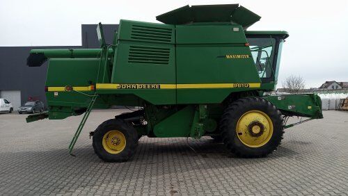 John Deere 9610 grain harvester