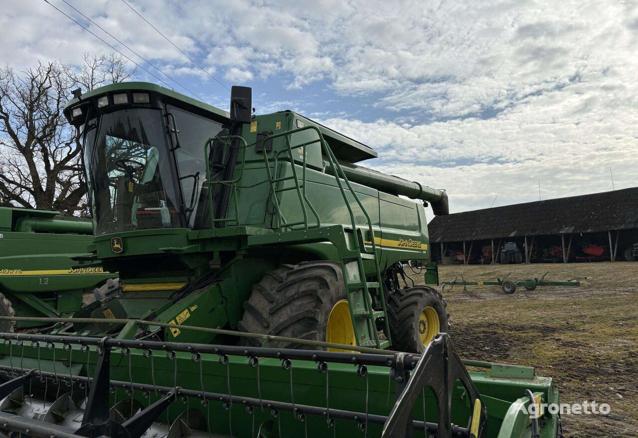John Deere 9880 STS grain harvester