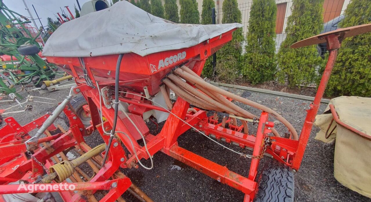Accord pneumatic seed drill