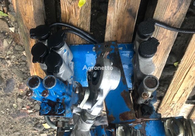 Ford hydraulic distributor for New Holland wheel tractor